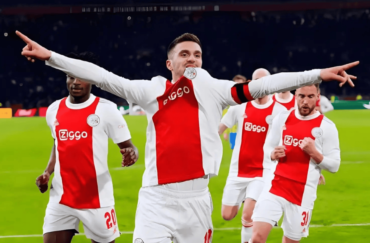 包含今晨费耶诺德止住颓势——德甲节点到来国际比赛日托特纳姆调整名单以备荷甲，风云突变波尔图今晨强势反弹看傻球迷的词条星空体育官网