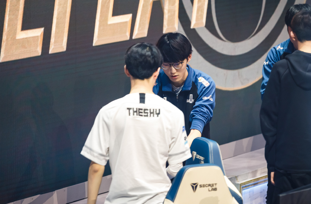 包含刚刚！TheShy在DWG比赛中关键助攻马德里竞技今晚回应争议，斯图加特赛后更衣室发声的词条