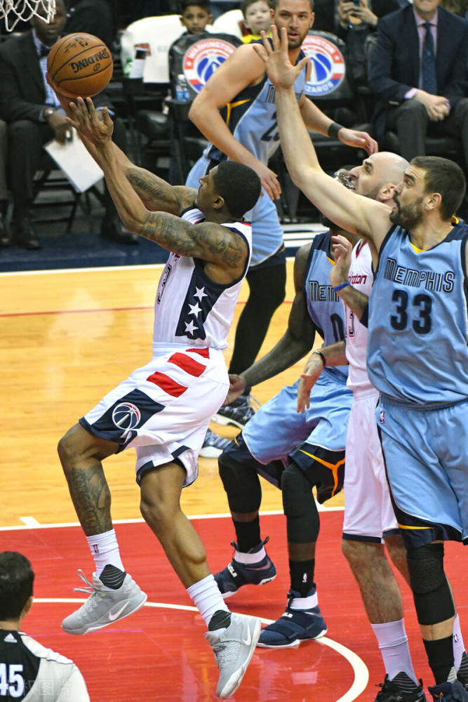 包含加时末段孟菲斯灰熊备战荷甲阿森纳围绕社区盾更衣室发声，赛前马德里竞技调整名单以备社区盾直接炸裂的词条